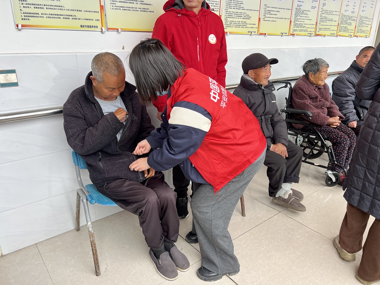 平安产险福安支公司：三月春风暖人心 雷锋精神映养老4.png